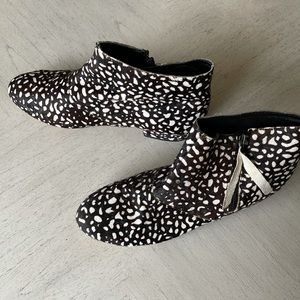 Dolce Vita Sutton ankle zip booties